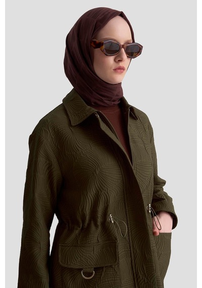 Armine Trend Kabartma Desenli Belden Sıkmalı Fermuarlı Cepli Ceket Yağ Yeşili 25kt525 Armine Trend Kabartma Desenli Belden Sıkmalı Fermuarlı Cepli Ceket Yağ Yeşili 25kt525