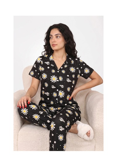 Leyna Siyah Papatya Ve Kelebek Desenli Kısa Kollu Gömlek Yaka Milan Kumaş Kadın Pijama Takımı Leyna Siyah Papatya Ve Kelebek Desenli Kısa Kollu Gömlek Yaka Milan Kumaş Kadın Pijama Takımı