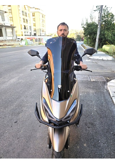Motocam Küba Newlight 50 Pro Ön Cam 2023-2026 Model 68cm Siyah Renkli 4mm Orta Boylu