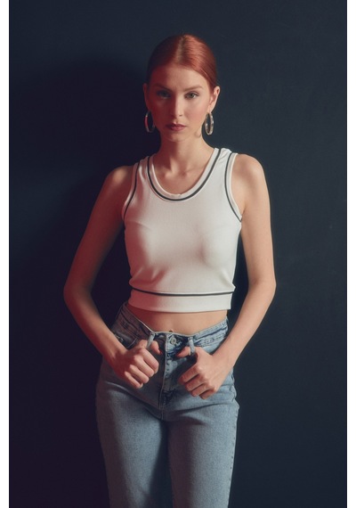 Fullamoda Şeritli Fitilli Altı Lastikli Crop Body- Beyaz 24YGB7220202739-Beyaz