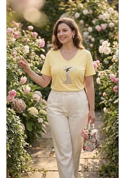 V Yaka İnci Taş İşlemeli Şapkalı Kadın Figürlü Premium T-shirt Sarı