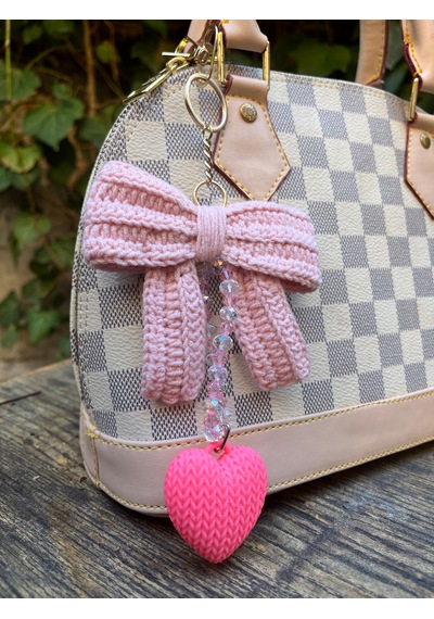 Maıson De Mode El Örgüsü Pembe Fiyonk Ve Kalp Detaylı Kristal Boncuklu Çanta Charmı Açık Pembe