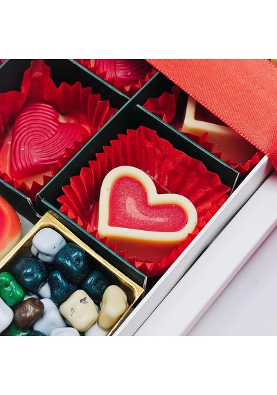 Nin Chocolate Sevgililer Günü Love Figür Çikolatalı Delux Spesiyal 16'lı + Love Figür Çikolata