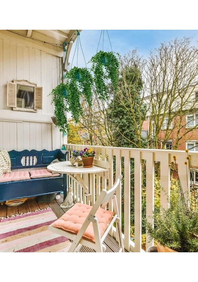 Yapay Çiçek Sarkan Yeşil Balkon Saksısında Şimşir Okaliptus Çok Renkli