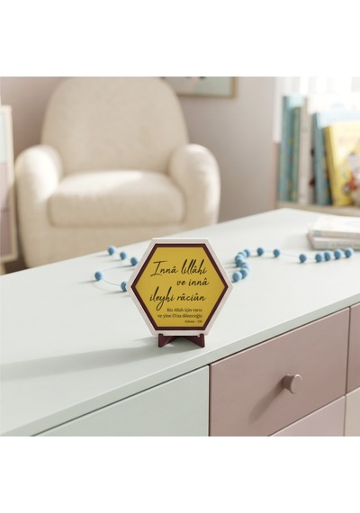 İnnâ Lillâhi Ve İnnâ İleyhi Râciûn Hatlı Modern Masaüstü Süsü Evinizin Köşesine Yakışacak Şık Tasarım 10x10 Cm, Sarı