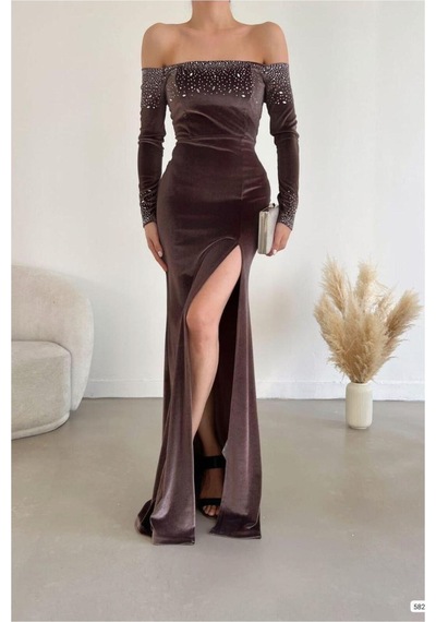 DefyModa Kadın Özel Tasarım Esnek Kadife Kumaş Yırtmaçlı Uzun Kollu Abiye Elbise Kahverengi