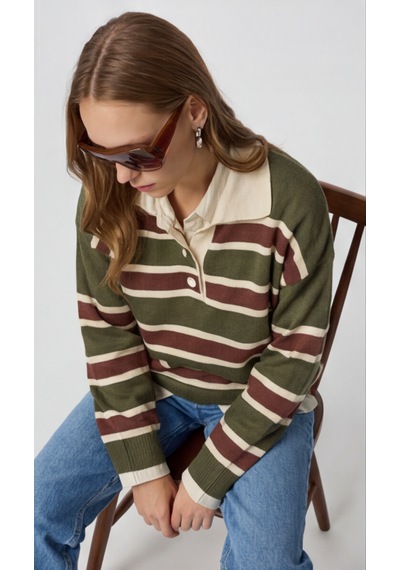 Modeva Global Kadın Çizgili Polo Yaka Triko Kazak Düğmeli, Oversize Rahat Kesim, Trend Günlük Stil Haki - Kahverengi Modeva Global Kadın Çizgili Polo Yaka Triko Kazak Düğmeli, Oversize Rahat Kesim, Trend Günlük Stil Haki - Kahverengi