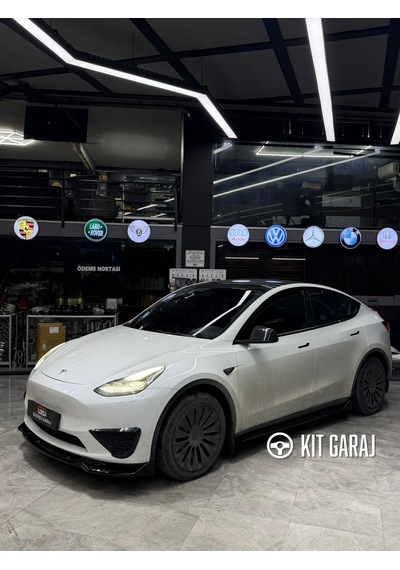Tesla Model Y Parlak Siyah Yan Marşpiyel Plastik Boyalı
