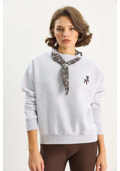 Shade Kadın Fular Detaylı Ceylan Nakışlı Üç İplik Şardonlu Oversize Sweatshirt 6916 60283615 - Gri
