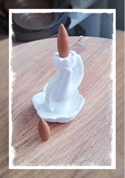 Buda Eli Mudra Figürlü El Yapımı Beyaz Konik Ve Çubuk Tütsülük Dekoratif Obje