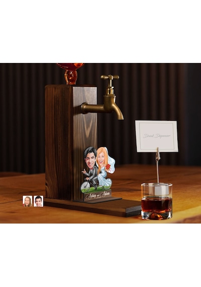 Bk Gift Kişiye Özel Evleniyoruz Karikatürlü Musluklu Ahşap Viski Standı-3, Viski Çeşmesi, Doğum Günü Hediyesi, İçecek Dispenseri