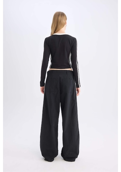 DeFacto Coool Wide Leg Geniş Bol Paça Cepli Şerit Detaylı Normal Bel Pantolon D4404AX24AUBK27