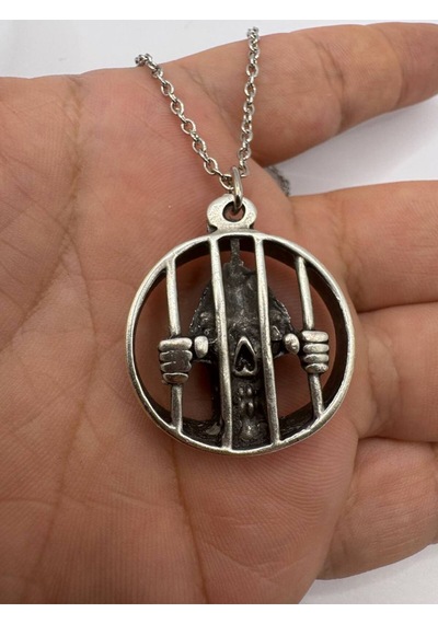 Behind Bars Kuru Kafa Figürlü Unisex Kolye Parmaklıklar Ardında Asi Ruhun Temsilcisi Çok renkli