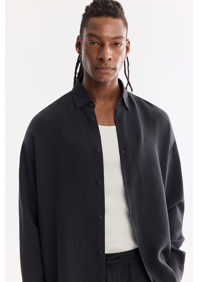 Avva Erkek Siyah Alttan Britli Yaka Nefes Alan Modal Karışımlı Soft Touch Oversize Fit Gömlek A61y2168