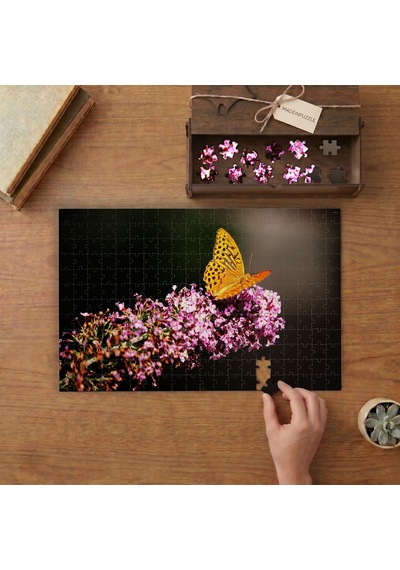Mor Çiçeğin Üstünde Sarı Kelebek Tasarımı 240 Parça Ahşap Puzzle Ahşap Kutuda Mpy50380