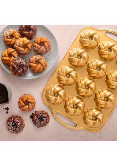 Nordicware 75. Yıl Özel 12 Li Mini Örgü Bundt Kek Kalıbı Renkli