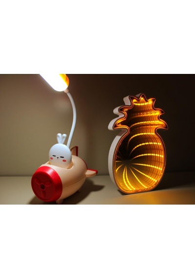 Işık Kasabası 145 Aynalı Led Yansımalı Ananas İle Tepe Lambalı Kalem Traşlı Kırmızı Uçak Masa Lambası Gece Lambası Kırmızı Işık Kasabası 145 Aynalı Led Yansımalı Ananas İle Tepe Lambalı Kalem Traşlı Kırmızı Uçak Masa Lambası Gece Lambası Kırmızı