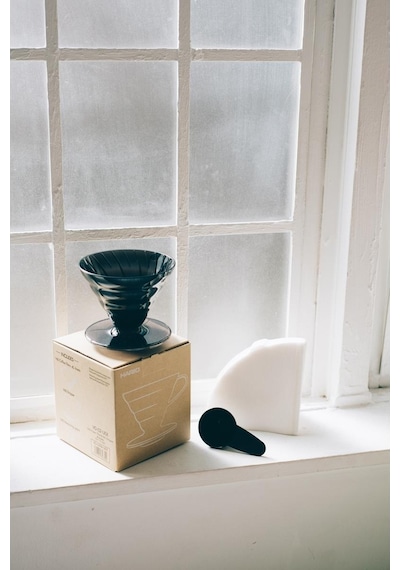 Hario V60 02 Plastik Dripper ve 40’lı Filtre Kağıdı Seti Siyah