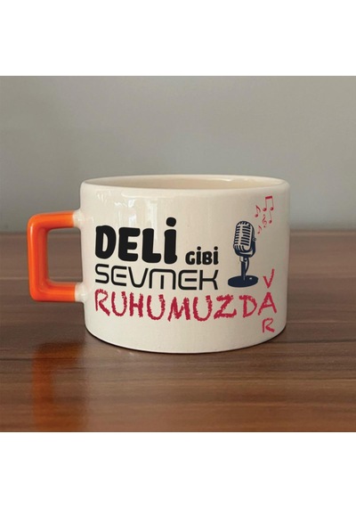 Deli Gibi Sevmek Ruhumuzda Var Baskılı Turuncu Kulplu C Fincan