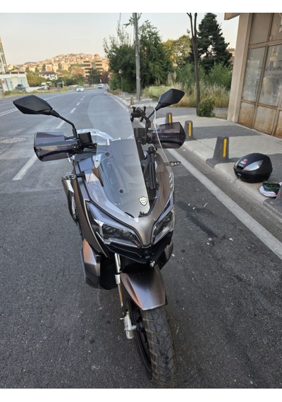 Motocam Qj Atr 125 Ön Cam 2023-2026 Model 55cm Şeffaf Renkli 4mm Kısa Cam