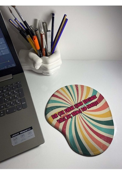 Lexroo Zirvelerde Taç Takmış Bir Kraliçe Baskılı Bilek Destekli Mouse Pad Standart