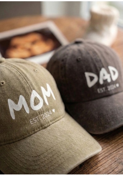 Emybox Mom Dad Çift Şapka - Yıkamalı Eskitme Kumaş Ayarlanabilir Ölçü Tokalı Baskılı Hatıra Şapkası Est2024 Siyah - Zeytin Yeşil Bej Arası