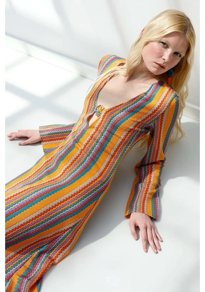 Fashion Cocktail Sürrealist Altın Tokalı 1970 Ler Desenli Zikzaklı Boho Hippi Kollu Tatil Elbisesi Çok Renkli Fashion Cocktail Sürrealist Altın Tokalı 1970 Ler Desenli Zikzaklı Boho Hippi Kollu Tatil Elbisesi Çok Renkli