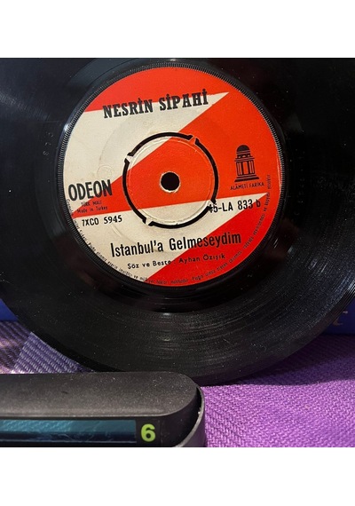 Nesrin Sipahi - İstanbullu Artık Hiç Sevmiyorum / İstanbul'a Gelmeseydim 7" Vinyl 45'lik - Odeon
