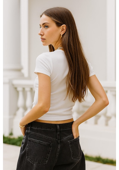 Kadın Ekru Esnek Kumaşlı Vücuda Oturan Slim Fit Kısa Kollu Crop T-shirt Ekru Kadın Ekru Esnek Kumaşlı Vücuda Oturan Slim Fit Kısa Kollu Crop T-shirt Ekru