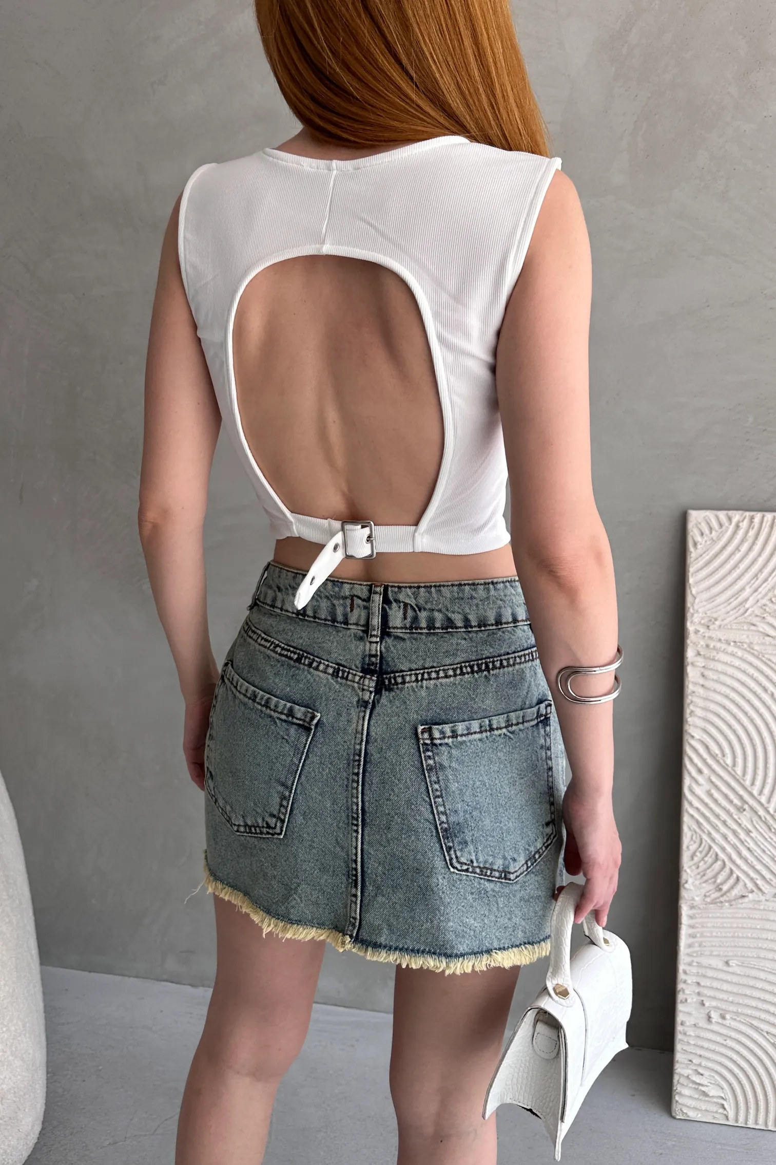 Nido Sırtı Kemer Detaylı Kaşkorse Crop Bluz Beyaz