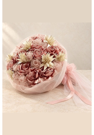 Rose Poudrée Pudra Pembe Saten Gül Ve Altın Çiçekli Tül Buket - El Yapımı Yapay Çiçek