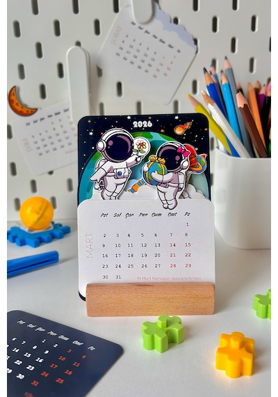 2026 Uzay Temalı Masa Takvimi Astronot Tasarımlı, Ahşap Standlı, 12 Ay Özel Kesim Kart Takvim