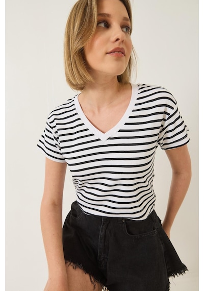 Shade Kadın V Yaka Çizgili Rahat Kalıp Basic T-shirt 60283205 - Siyah-beyaz Siyah - Beyaz Shade Kadın V Yaka Çizgili Rahat Kalıp Basic T-shirt 60283205 - Siyah-beyaz Siyah - Beyaz