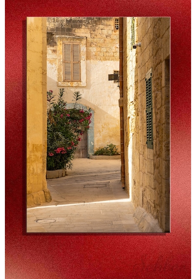 Malta'nın Eski Başkenti Mdina Şehrindeki Dar Ve Tarihi Bir Sokak Dikey Kanvas Tablo 3905 Çok Renkli