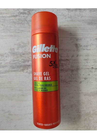 Gillette Fusion5 Tıraş Makinesi + Tıraş Jeli 200 ML