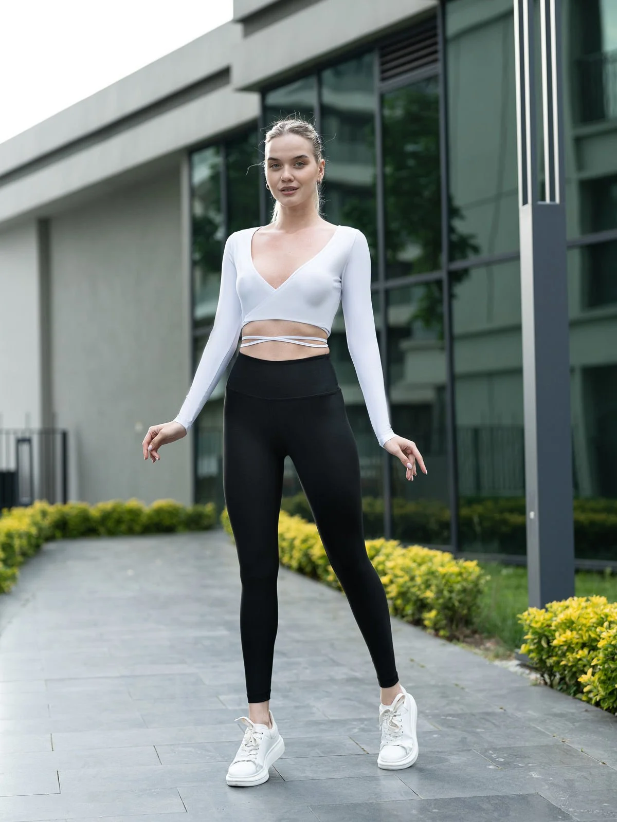 Lismina V Yaka Uzun Kollu Beli Bağcıklı Spor Crop Tişört Beyaz