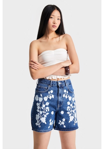 Itsbasic Kadın Mavi Renk 1s5-5 Beyaz Çiçek Nakışlı Midi Boy %100 Koton Tasarım Denim Şort