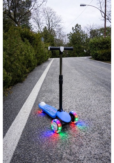 Scooter Yeni Pro 3tekerli Led Işıklı 3kademeli 0kğ Taşıma Kapasiteli 3+yaş Mavi