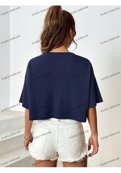 Flood Of Style Crop Ckod-232913 . Coolane Harfli Grafik Düşük Omuzlu Lacivert