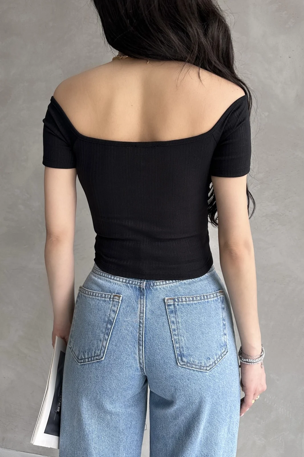Nido Kayık Yaka Gül Detaylı Crop Bluz siyah