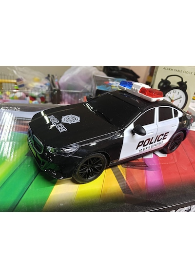 1 / 16 Ölçek Işıklı Uzaktan Kumandalı Polis Arabası 23 Cm Şarjlı Yarış Arabası Çok Renkli