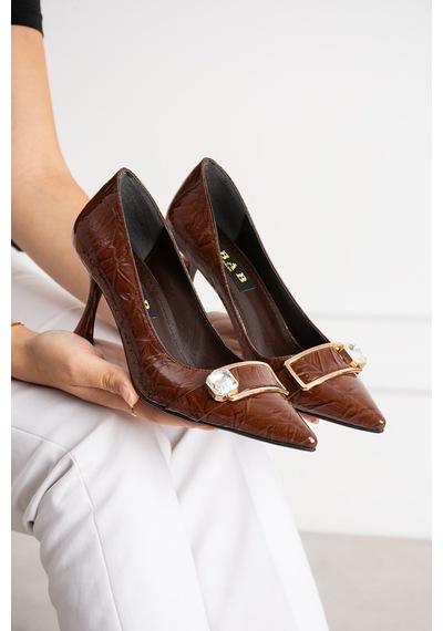 Dabab Shoes Sena Kadın Kahve Kırışık Rugan Sivri Burun Taşlı Toka Detaylı 7 Cm İnce Topuklu Stiletto Ayakkabı Kahverengi Dabab Shoes Sena Kadın Kahve Kırışık Rugan Sivri Burun Taşlı Toka Detaylı 7 Cm İnce Topuklu Stiletto Ayakkabı Kahverengi