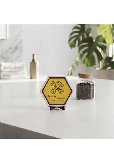 Modern Çizgilerle Evimizin Baş Tamircisi Baba Dekoratif Süsü, Yaşam Alanlarınıza Neşe Katan Özgün, Estetik Bir Tasarım 10x10 Cm, Sarı