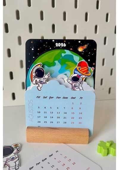 2026 Uzay Temalı Masa Takvimi Astronot Tasarımlı, Ahşap Standlı, 12 Ay Özel Kesim Kart Takvim