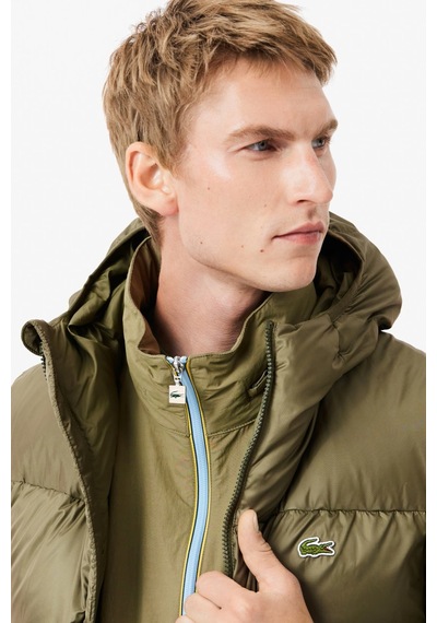 Lacoste Men's Water-resistant Puffer Vest Kaz Tüyü Dolgu Sabit Kapüşonlu Suitici Yelek Haki Lacoste Men's Water-resistant Puffer Vest Kaz Tüyü Dolgu Sabit Kapüşonlu Suitici Yelek Haki