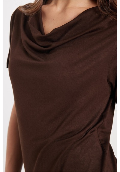 Tudors Kadın Oversize Rahat Kesim Asimetrik Yaka Kısa Kol Kahverengi Viskon Bluz-50855