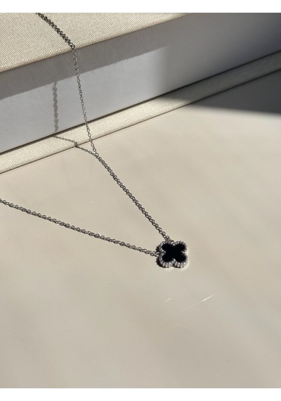 Siyah Yonca Figürlü Gümüş Renk Çelik Kolye Minimal Ve Asil Dokunuş Gümüş