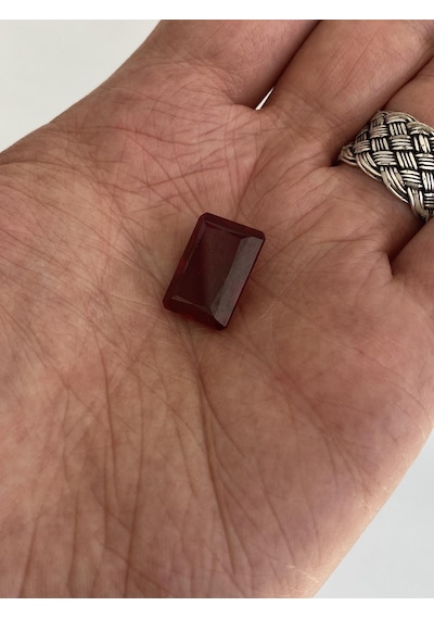 Faset Kesim Kırmızı Safir Taşı 17,6 Karat
