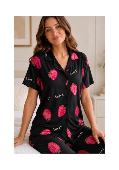 Angbutik Siyah Çilek Desenli Kısa Kollu Gömlek Yaka Milan Kumaş Kadın Pijama Takımı Tm1492 Angbutik Siyah Çilek Desenli Kısa Kollu Gömlek Yaka Milan Kumaş Kadın Pijama Takımı Tm1492