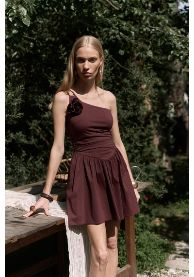Mai Collection Mai Studios Co. Lissa Tek Omuz Gül Detay Bordo Mini Elbise Bordo